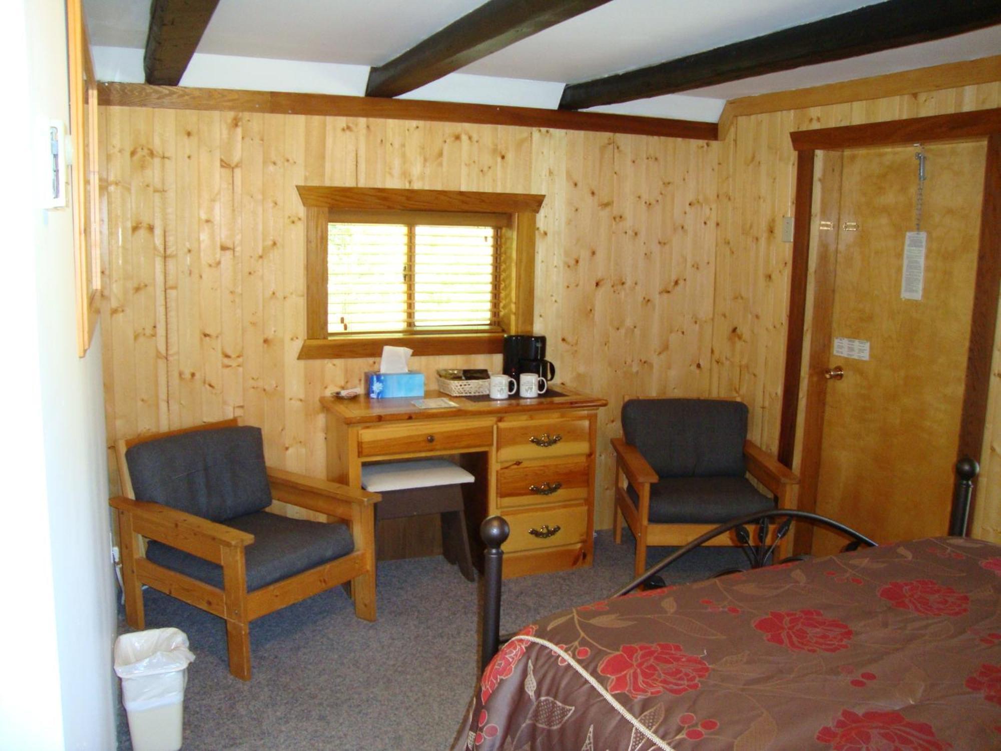 Helmcken Falls Lodge Cabin Rooms And Rv Park Clearwater Bagian luar foto
